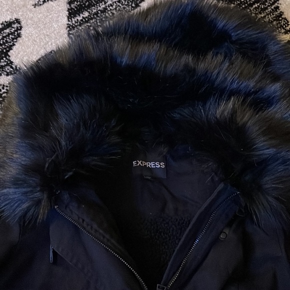 Women express jacket with faux fur hood - Picture 3 of 6